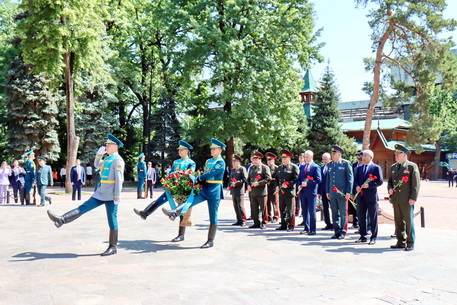Министры обороны стран ОДКБ в Алматы почтили память героев ВОВ (видео)