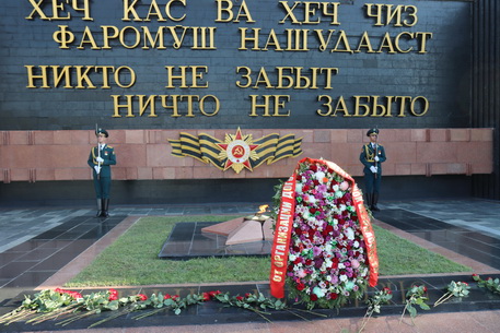Делегация военнослужащих государств – членов ОДКБ почтила память воинов-героев Великой Отечественной войны и возложила цветы к мемориалу «Вечный огонь» в Душанбе