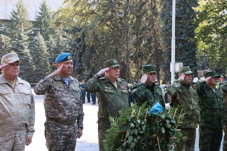 Возложение цветов к Мемориалу «Вечный огонь»  в Алматы в Парке 28-ми гвардейцев-панфиловцев