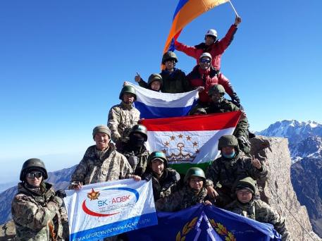Военные разведчики водрузили флаг ОДКБ на вершину пика Нурсултан в Казахстане