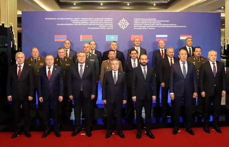 Члены Совета министров обороны ОДКБ в ходе совместного заседания СМИД, СМО и КССБ рассмотрели в Ереване вопросы военного сотрудничества