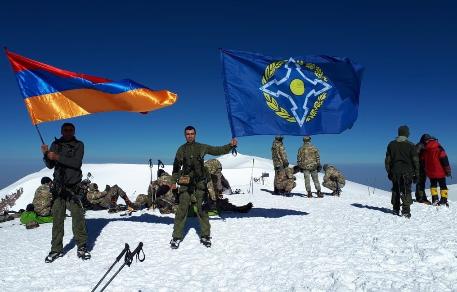 Флаг ОДКБ установлен на вершине Эльбруса