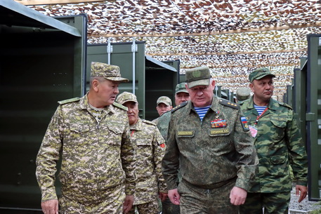 Начальник Объединенного штаба ОДКБ ознакомился с организацией работы на пункте управления КСБР ЦАР