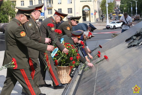Совет министров обороны ОДКБ почтил память воинов, погибших в годы Великой Отечественной войны, и возложил цветы к вечному огню у Монумента Победы в Минске