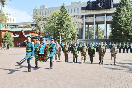 Делегация военнослужащих государств – членов ОДКБ и рабочих органов Организации возложила цветы к Мемориалу «Вечный огонь»  в Алматы в Парке 28-ми гвардейцев-панфиловцев