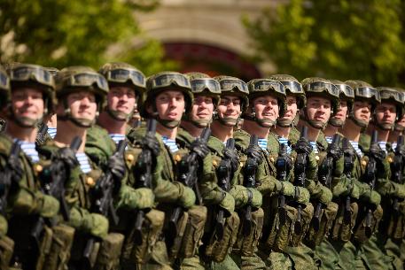 Начальник Объединенного штаба Сердюков: участие военных государств ОДКБ в параде Победы говорит об их единстве